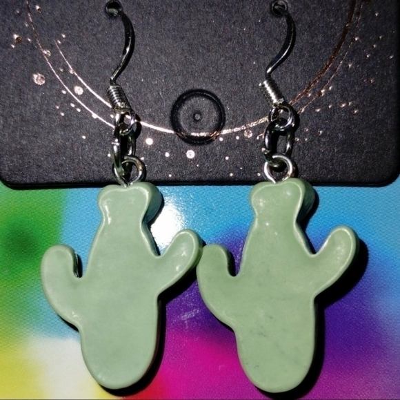Handmade Kawaii Heart Cactus Earrings - Picture 6 of 7